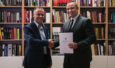 Sekretarz Stanu w Ministerstwie Kultury i Dziedzictwa Narodowego, Pan Minister Jarosław Sellin wręczający osobiście nominację dr Karolowi Nawrockiemu na Dyrektora Muzeum II Wojny Światowej. Fot. Mikołaj Bujak