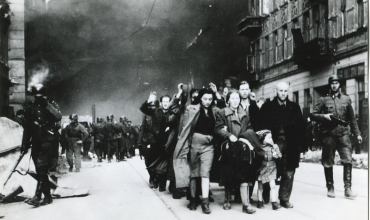fot. Grupa Żydów prowadzona Umschlagplatz przez oddziały niemieckie w czasie powstania w getcie warszawskim w 1943 roku 