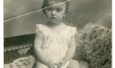 Czarno – biała fotografia przedstawiająca córkę dr Stefana Wąsowskiego Annę (Hannę), wykonana w pracowni fotograficznej Stanisława Zawadzkiego w Lublinie.