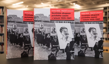 Album „Okupacja sowiecka ziem polskich w latach 1939–1941” dostępny dla czeskiego czytelnika / fot. M. Bujak