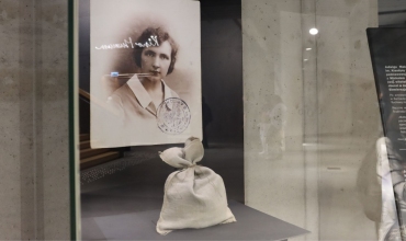 "Entering History" - handmade shopping bag used by Jadwiga Makarska’s mother to carry sugar and groceries from the store