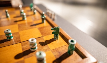 "Wejście w historię" - szachy wykonane i  wykorzystywane podczas uwięzienia w niemieckim obozie pracy