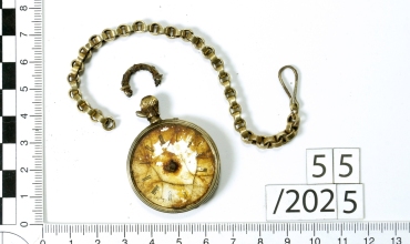 Kieszonkowy zegarek z końca XIX w. znaleziony podczas badań poprzedzających budowę drogi