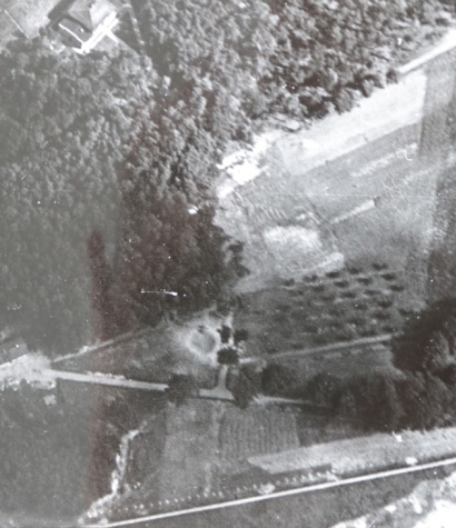 Zdjęcia lotnicze wykonane 3 września 1939 r. Strzałka wskazuje budynek gospodarczy.