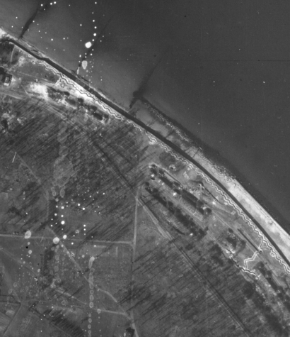 Zdjęcie lotnicze z marca 1945 r. z widoczną linią niemieckich umocnień wykonanych wzdłuż falochronu.
