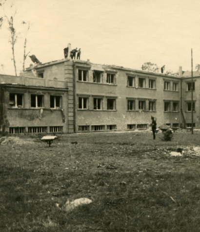 Archiwalna fotografia nowych koszar na Westerplatte. Zdjęcie wykonano po kapitulacji polskich obrońców.