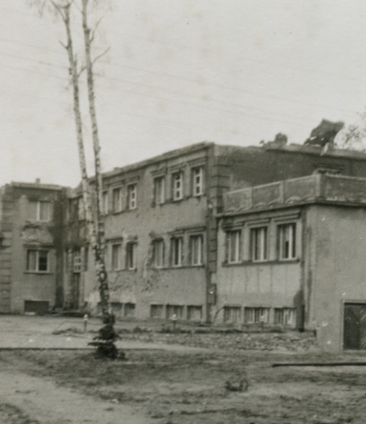 Archiwalna fotografia nowych koszar na Westerplatte. Zdjęcie wykonano po kapitulacji polskich obrońców.