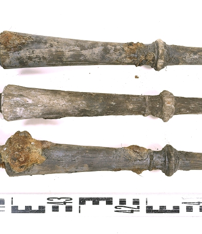 Drewniane nogi krzesła z kasyna podoficerskiego znalezione w leju po bombie