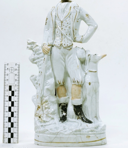 Figurka myśliwego z poł. XIX w. znaleziona w warstwie rozbiórkowej budynku kurortowego