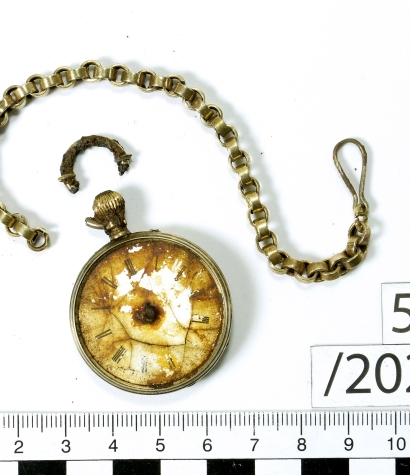 Kieszonkowy zegarek z końca XIX w. znaleziony podczas badań poprzedzających budowę drogi