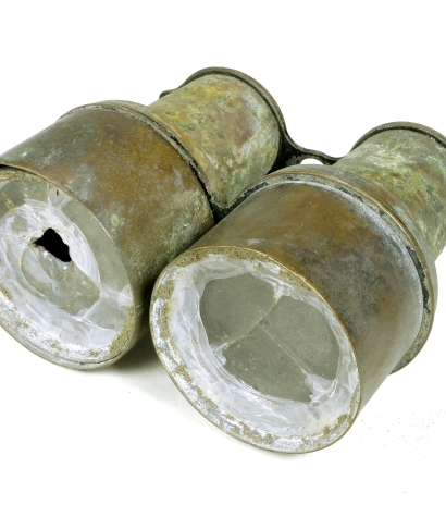 Lornetka z przestrzelonym szkłem znaleziona w okolicy placówki Fort