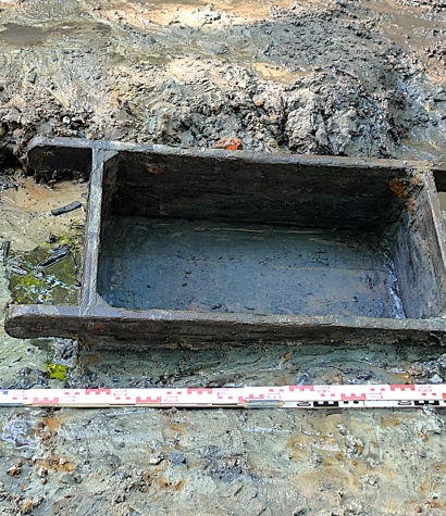 Nosidła do gruzu używane przez polskich jeńców cywilnych zmuszonych przez Niemców do wykonywania prac rozbiórkowo-porządkowych, znalezione w leju po bombie