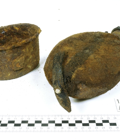 Niemiecka manierka z kubkiem znaleziona podczas badań poprzedzających budowę drogi