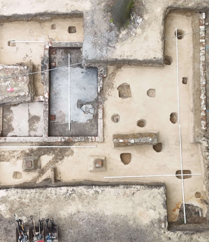 Podstawa pomnika X-lecia posadowiona na reliktach budynku z okresu kurortu oraz negatywy nasadzeń zieleni poprzedzających zabudowę