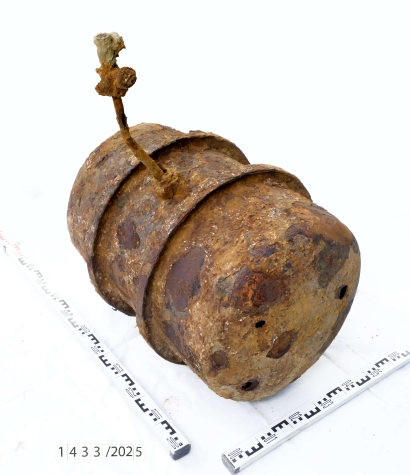 Pojemnik na stężony kwas wykorzystywany do wytwarzania sztucznej mgły, używany najprawdopodobniej przez włoskich żołnierzy II Batalionu Zadymiania