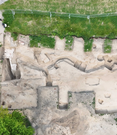 Poszukiwania leg. Mieczysława krzaka w rejonie placówki Fort. Czytelny negatyw niemieckiej transzei z 1945 roku