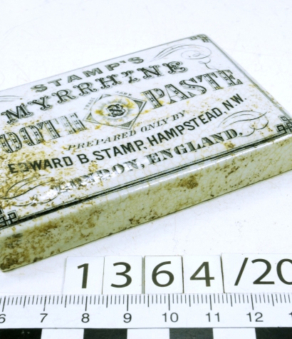 Wieczko pojemnika na pastę do zębów z przełomu XIX i XX wieku