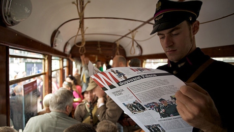 Z rozdawanej w tramwaju gazetki pasażerowie mogli dowiedzieć się więcej o życiu codziennym w okupowanej Polsce. Fot. R. Jocher.