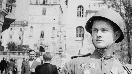 Żołnierz radziecki przed siedzibą władz PKWN w Lublinie, lipiec 1944 r./Polska Agencja Prasowa/Trachman