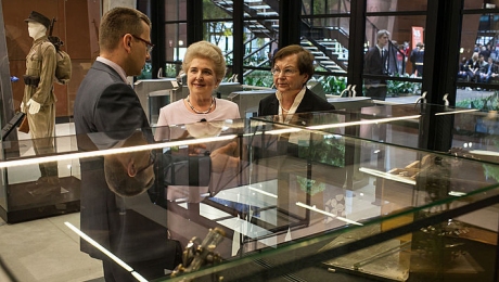 Przewodnicząca parlamentu Łotwy zwiedza wystawę. Fot. Roman Jocher