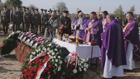 Pogrzeb szczątków polskich żołnierzy na cmentarzu wojennym w Mielnikach. 9 października 2014 r.