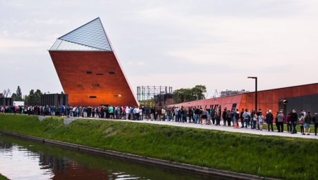 Kolejka chętynych to zwiedzania Muzeum podczas Europejskiej Nocy Muzeów. Fot. Mikołaj Bujak