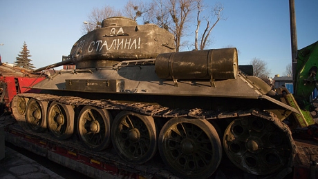Sowiecki czołg T-34 przy placu budowy Muzeum. Fot. Roman Jocher