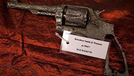 Amerykański rewolwer Smith&Wesson używany przez partyzantów, odnaleziony w Puszczy Kampinowskiej, ze zbiorów Muzuem II Wojny Światowej. Fot. Roman Jocher