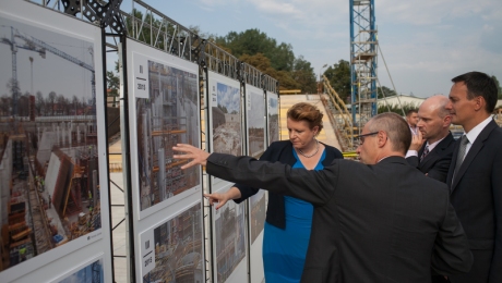 Minister of Culture and National Heritage Małgorzata Omilanowska, Head of the Prime Ministerial Chancellery Jacek Cichocki, and Professor Paweł Machewicz showing pictures taken during different stages of the construction of the Museum. Photo: Roman Jocher.