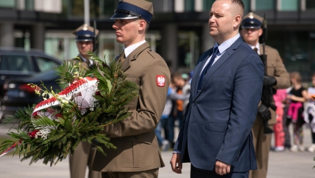 Dyrektor Muzeum II Wojny Światowej w Gdańsku dr Karol Nawrocki, wziął udział w obchodach ANZAC Day, które odbyły się przy Grobie Nieznanego Żołnierza, na placu Piłsudskiego w Warszawie.  