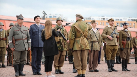 Pokaz grup rekonstrukcji historycznych przed Muzeum II Wojny Światowej fot. E. Bęben