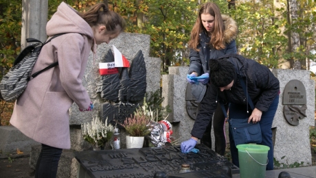 Uczniowie Szkoły Podstawowej nr 65 - „Nie pozwól pamięci zarastać trawą...”