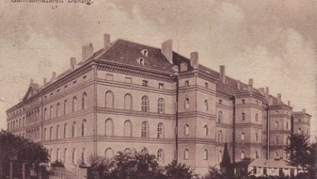 Budynek szpitala wojskowego, w którym od 1925 mieścił się Poczta Polska - domena publiczna