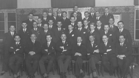 Fotografia grupowa członków polskiego chóru męskiego "Moniuszko" z Gdańska. Widoczny m.in. b. minister Henryk Strasburger (siedzi 5. z lewej). 1932 / NAC