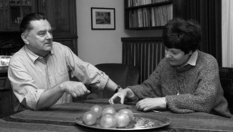 Premier RP Jan Olszewski z żoną Martą w swoim mieszkaniu. Zdjęcie archiwalne, 1991 r. (fot. arch.PAP/ Teodor Walczak)