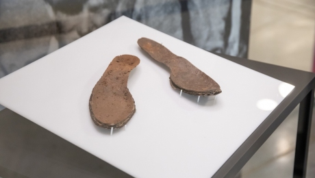 Fragmenty butów „Inki” prezentowane w ramach akcji „Wejście w historię” || fot. M. Bujak