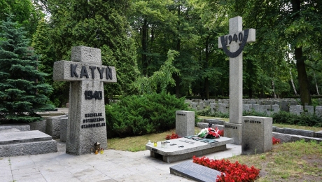 Pomnik upamiętniający ofiary zbrodni katyńskiej w tzw. Dolince Katyńskiej Cmentarza Wojskowego na Powązkach w Warszawie (IPN)