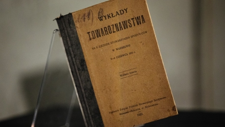 "Wejście w historię" - książka ze zbiorów Józefa Ulmy w MIIWŚ