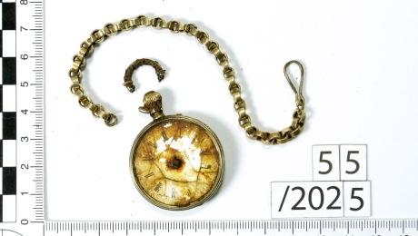 Kieszonkowy zegarek z końca XIX w. znaleziony podczas badań poprzedzających budowę drogi