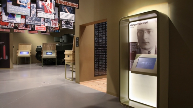 Informacja o Marianie Rejewskim na wystawie głównej Muzeum II Wojny Światowej w Gdańsku; fot. M. Bujak