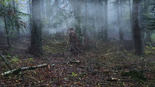 kadr z filmu - mężczyzna we mgle pośrodku lasu