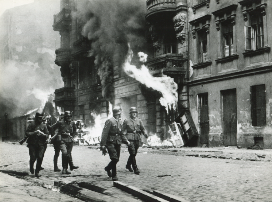 Oddziały niemieckie w czasie powstania w getcie warszawskim w 1943 roku. 