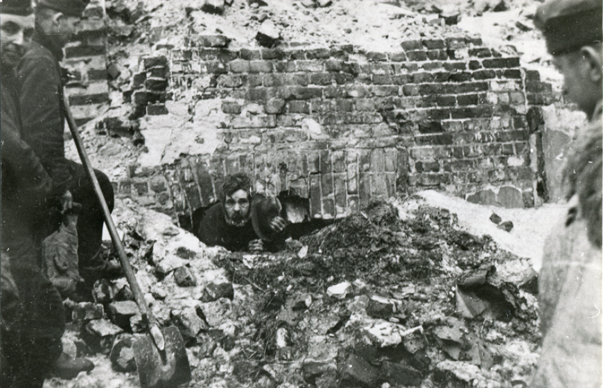 Oddziały niemieckie w czasie poszukiwania kryjówek, w których ukrywała się ludność żydowska w czasie powstania w getcie warszawskim w 1943 roku