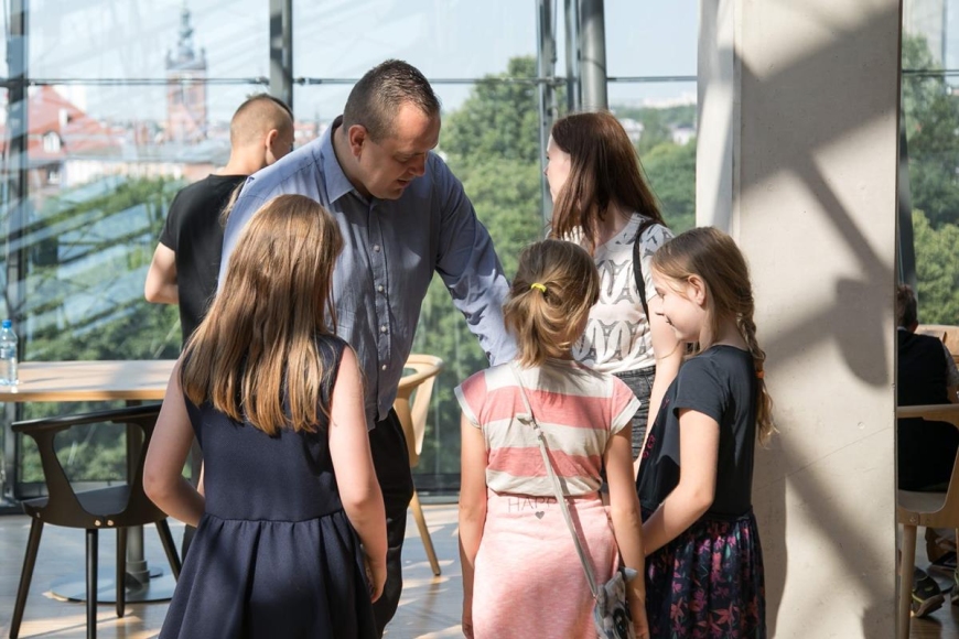 Dr Karol Nawrocki, Dyrektor Muzeum II Wojny Światowej w Dzień Dziecka spotkał się z grupą dzieci i ich wychowawcami z gdańskich Domów Opiekuńczo - Wychowawczych, fot. Mikołaj Bujak