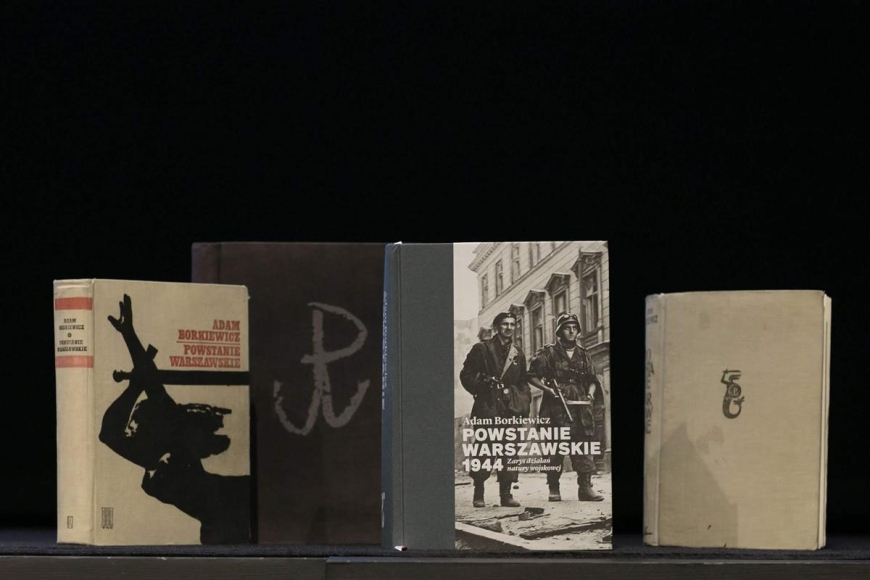 Wszystkie wydania książki Powstanie Warszawskie 1944. Zarys działań natury wojskowej, fot. M. Bujak