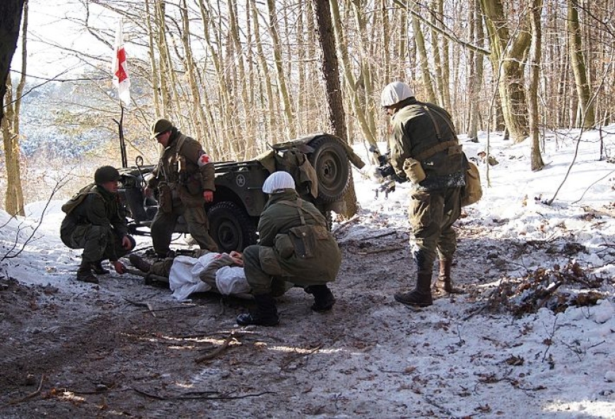 Ewakuacja rannego żołnierza z pola walki.