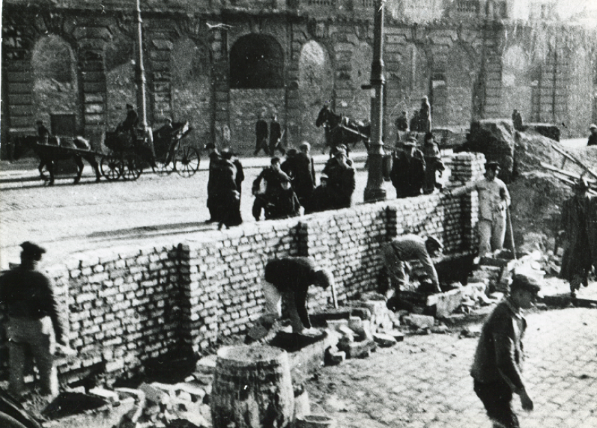 Budowa muru wokół getta warszawskiego w 1940 roku