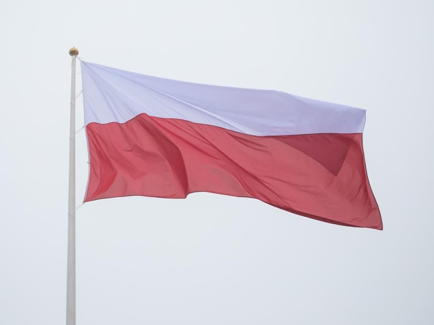 Podniesienie flagi państwowej na maszt przed Muzeum II Wojny Światowej w Gdańsku