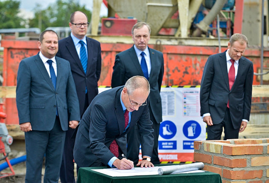 Minister Bogdan Zdrojewski podpisuje akt wmurowania kamienia węgielnego, fot. T. Kamiński