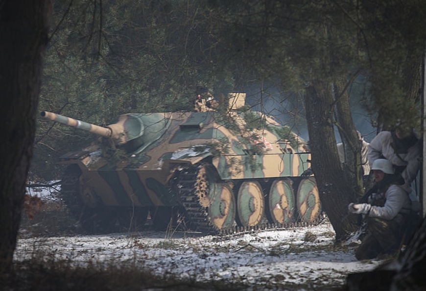 Odział niemiecki podczas ataku. Pojazd na zdjęciu to niszczyciel czołgów Hetzer. Fot. Roman Jocher